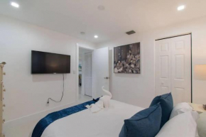 RENOVATED 2 Bd with Private Hot Tub 6 min to HARDROCK CASINO